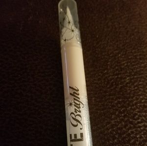 Light bright concealer